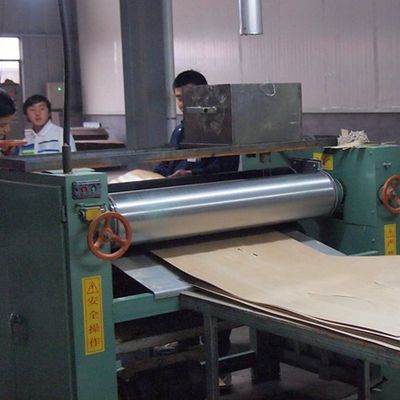 El OEM de la piel de la puerta dirigió el grano vertical amarillo de madera H6205S 2500-3100m m del roble blanco de la chapa