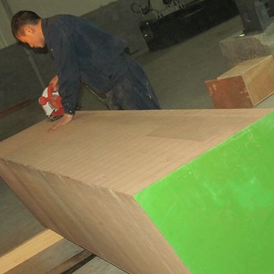 Cortado en rodajas Veneer de madera de roble de plata reconstituido longitud 2500-3100mm Puede ser personalizado para revestimiento de paredes