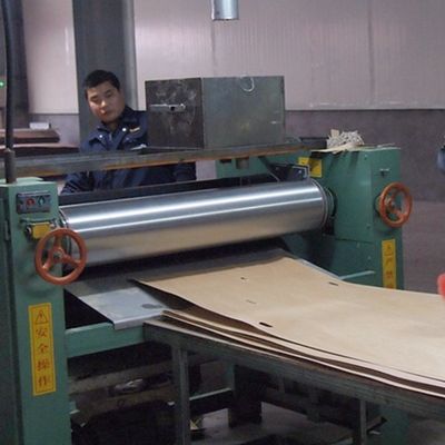 La rebanada de madera dirigida de la chapa de Ledar cortó el color del grano recto X757 Brown de las técnicas para el fabricante de China del recubrimiento de paredes