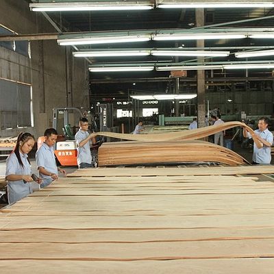 Corte cortado plano de la corona de la chapa de madera de caoba natural de los muebles y de los instrumentos de música