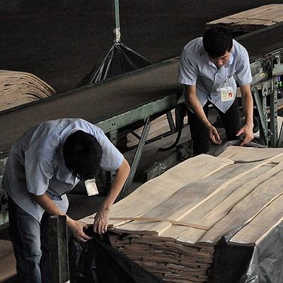 La corona cortada plana cortó a Cherry Wood Veneer natural 0.15-0.5m m para el panel y la cara de los muebles