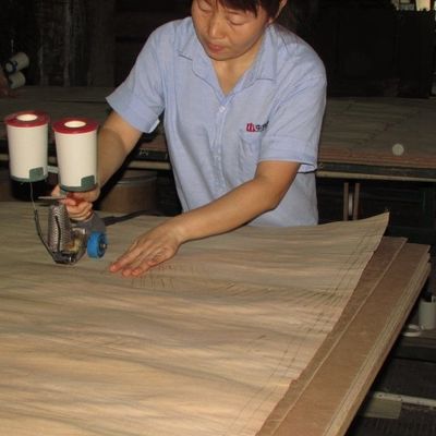 El estándar de lujo áspero recto americano de la madera contrachapada del roble blanco/del tablero de partícula clasifica las materias primas de 2440m m para el gabinete