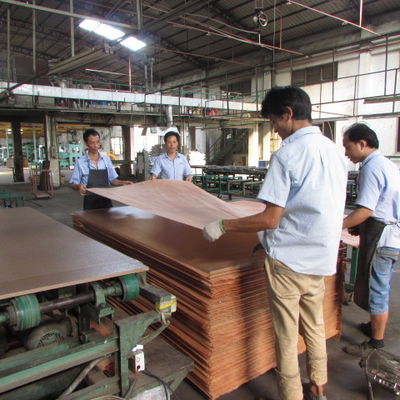 El estándar de lujo áspero recto americano de la madera contrachapada del roble blanco/del tablero de partícula clasifica las materias primas de 2440m m para el gabinete