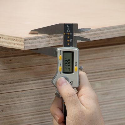 Madera contrachapada de lujo con revestimiento de madera de teca africana Natural, longitud de 2440/2745mm para puertas interiores