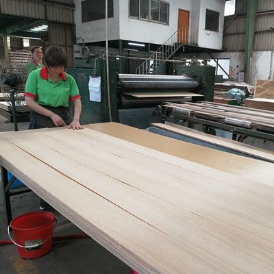 Madera contrachapada de lujo con revestimiento de madera de teca africana Natural, longitud de 2440/2745mm para puertas interiores