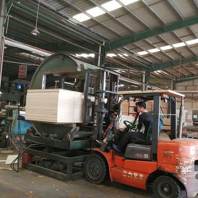 La entrepierna natural de Okoume del panel del hotel que la madera que empalma especial chapea tamaño alargado 2745m m puede ser servicio modificado para requisitos particulares