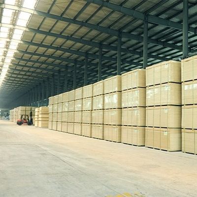 Tabla orientada OSB2 de tres capas con pino radiado 2745 mm de longitud para el panel de carga