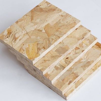 Tabla orientada OSB2 de tres capas con pino radiado 2745 mm de longitud para el panel de carga